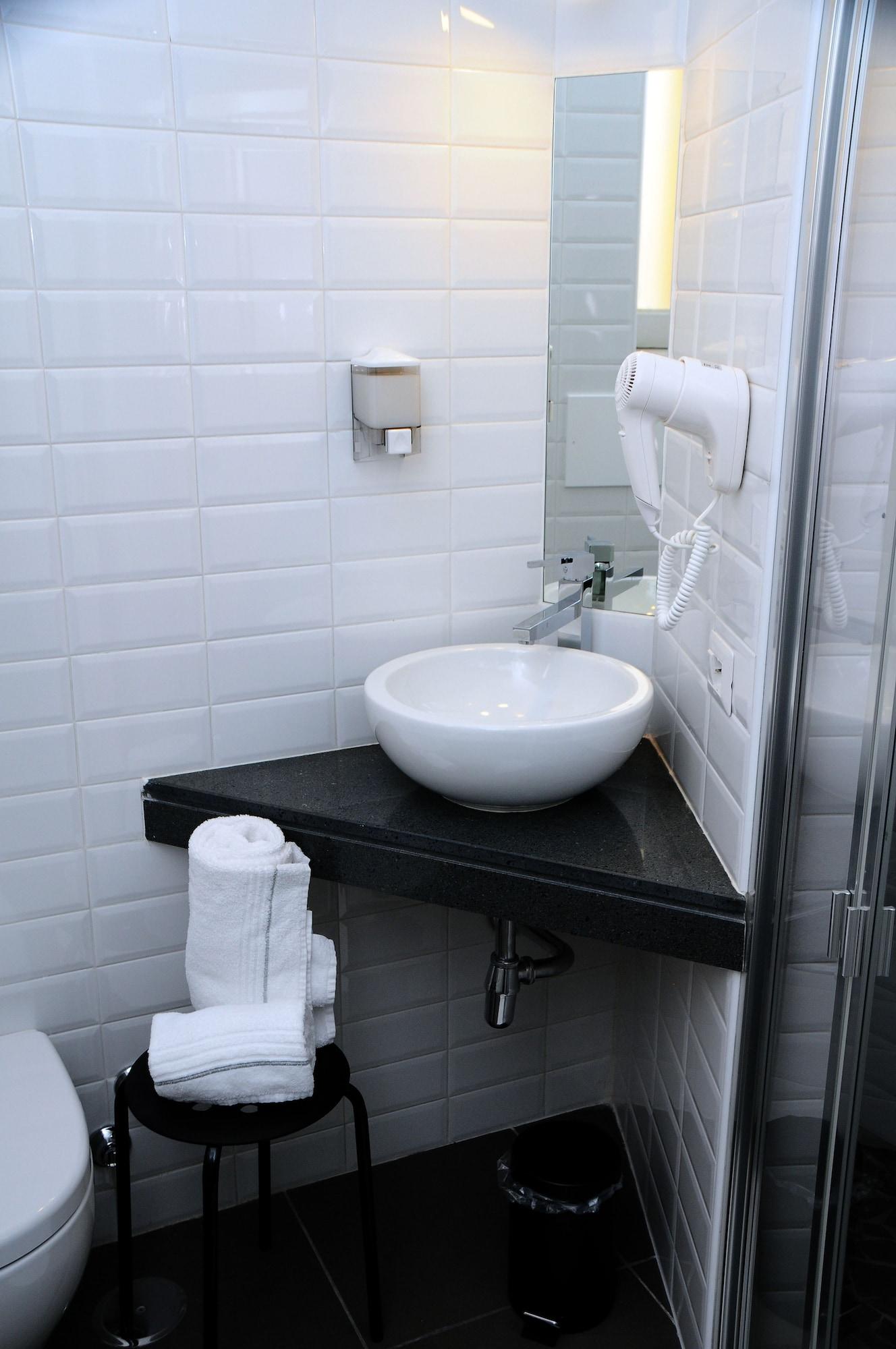 Maison Du La Metro Bed & Breakfast 3*